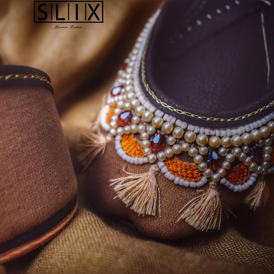 Beautiful Hand-Embroidered Pair of Khussa in Pure Leather