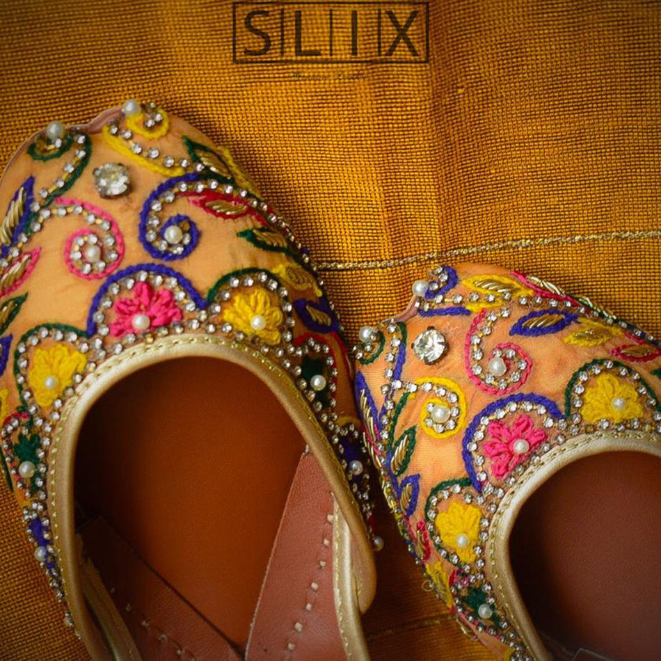 Colorful Khussa with the Dazzling Gleam in Pure Leather