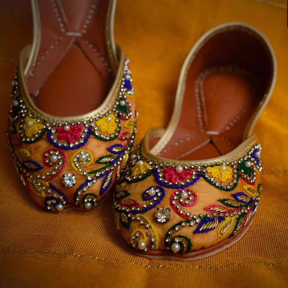Colorful Khussa with the Dazzling Gleam in Pure Leather