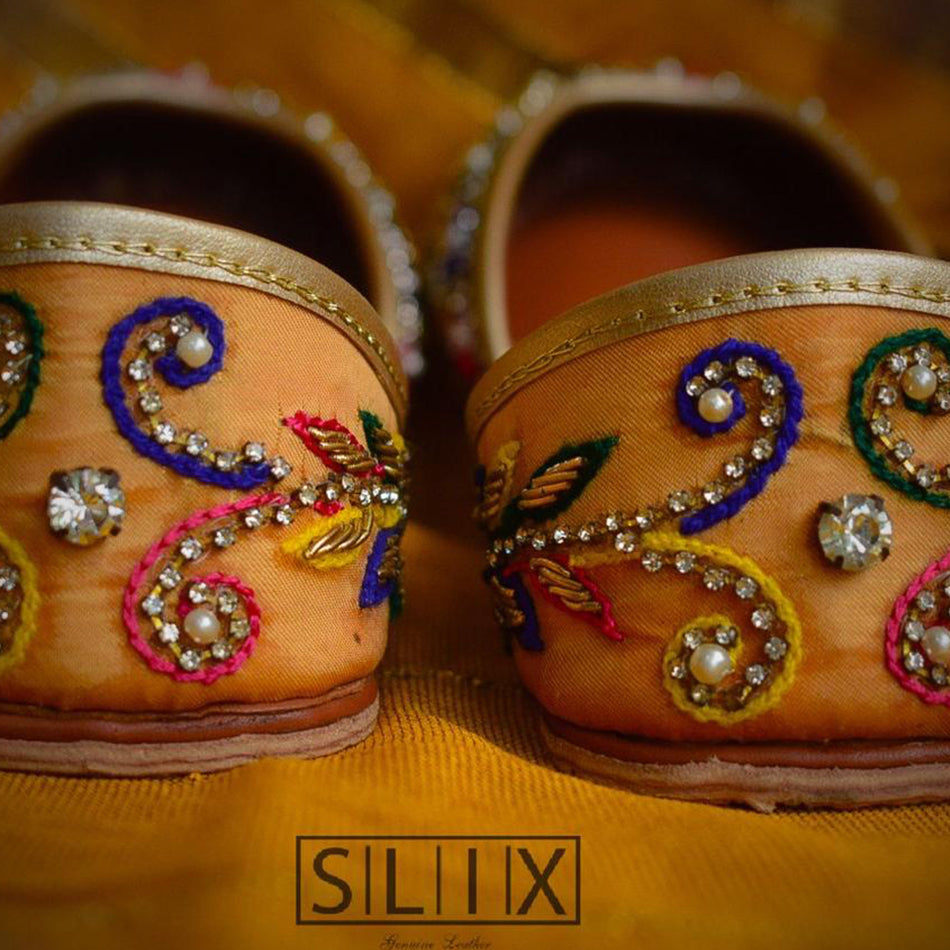 Colorful Khussa with the Dazzling Gleam in Pure Leather