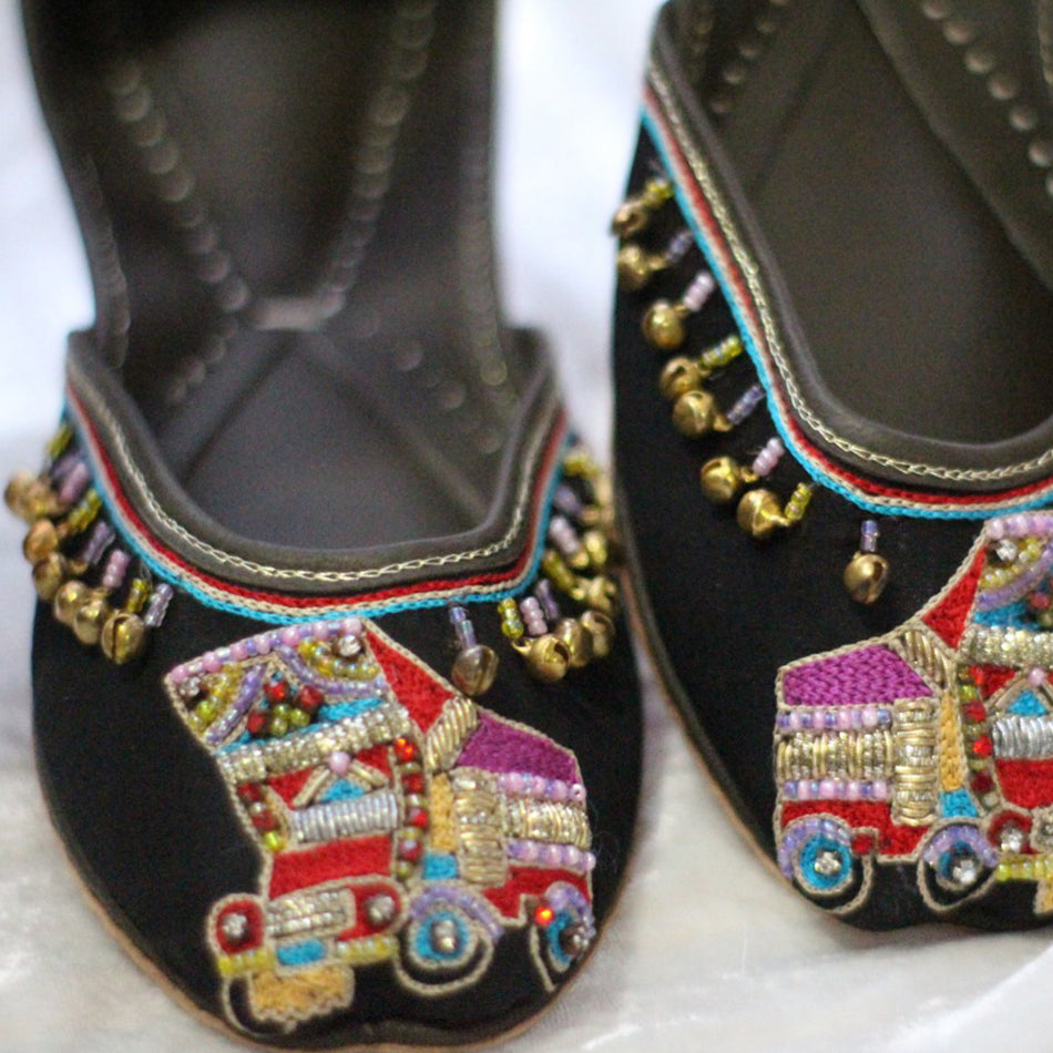 Lovely Pair of Khussa with Exclusive Design, Crafted in Pure Leather