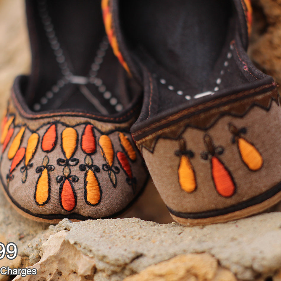 Simple, Stylish and Pure Leather Khussa with Stunning Color Combination