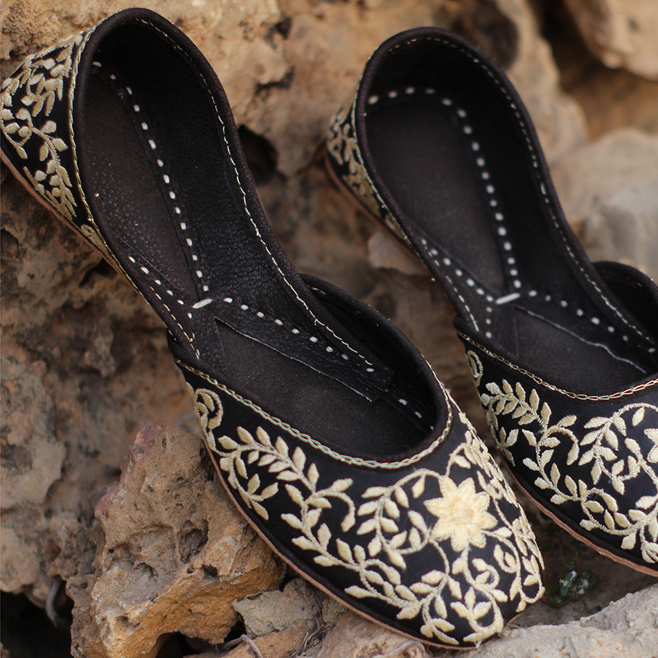 Black Khussa with Traditional Look In 100% Genuine Leather
