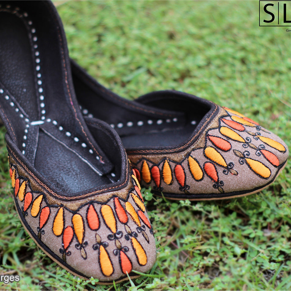 Simple, Stylish and Pure Leather Khussa with Stunning Color Combination