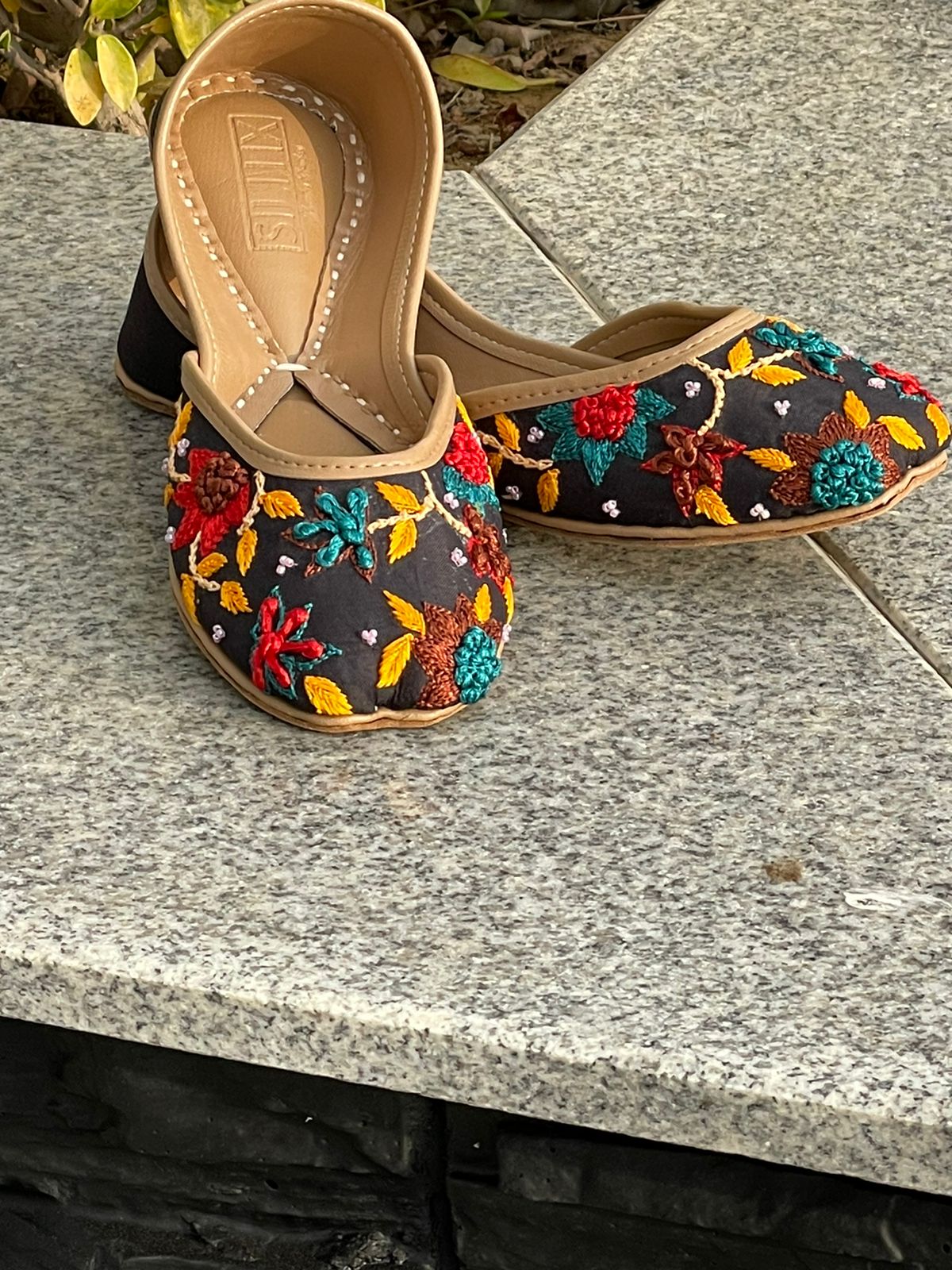 Classy Hand Embroidered Khussas in Pure Leather for Daily Wear