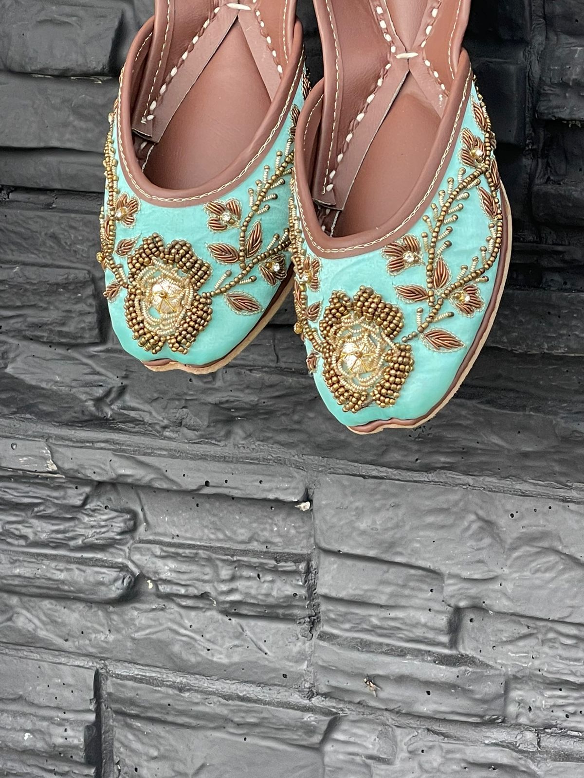 A Breath taking Pair of Khussas with Exclusive Design in 100% Pure Leather