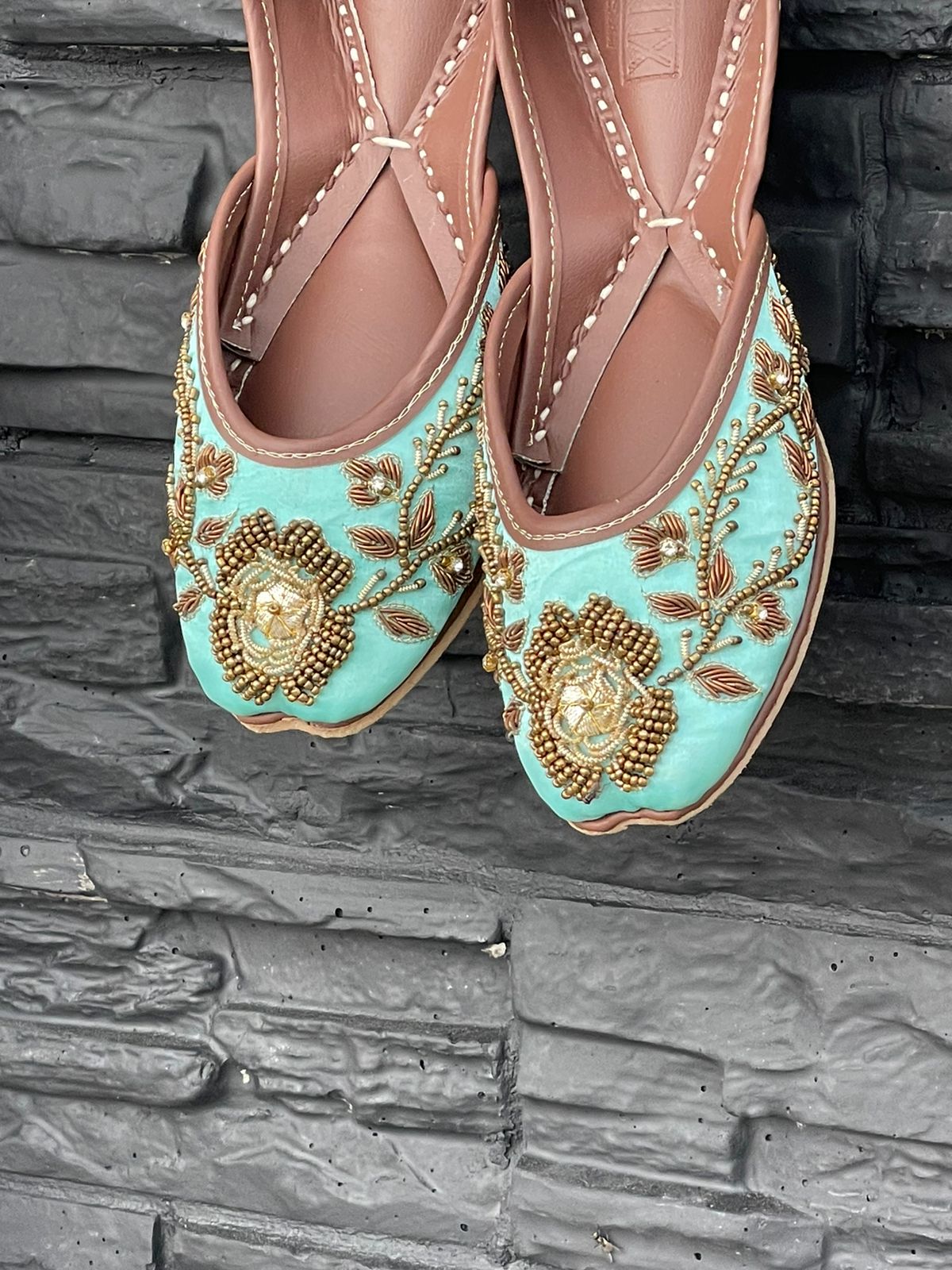 A Breath taking Pair of Khussas with Exclusive Design in 100% Pure Leather