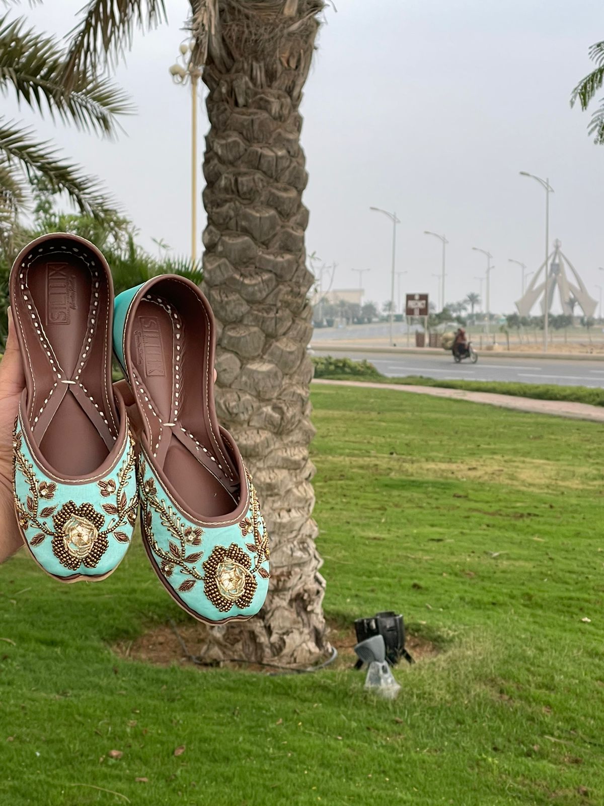A Breath taking Pair of Khussas with Exclusive Design in 100% Pure Leather