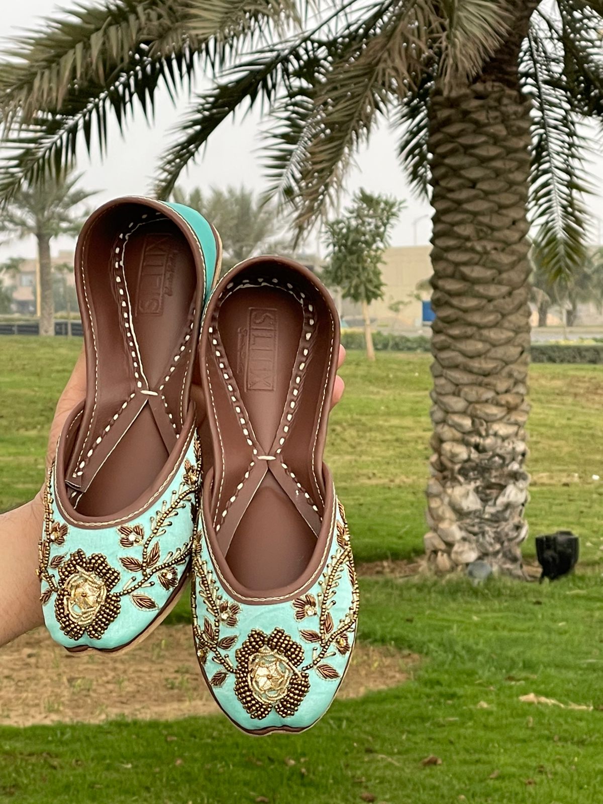 A Breath taking Pair of Khussas with Exclusive Design in 100% Pure Leather